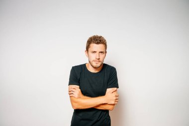 Kollarını kavuşturmuş bir adamın portresi.