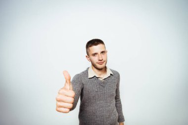 Adam baş parmağını gösteriyor.