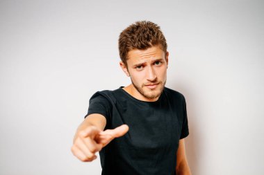 Neşeli, stüdyodaki adam