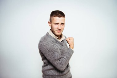 Adam ona kaslarını gösteriyor.