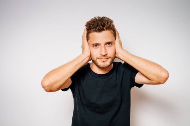 Neşeli, stüdyodaki adam