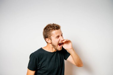 Neşeli, stüdyodaki adam