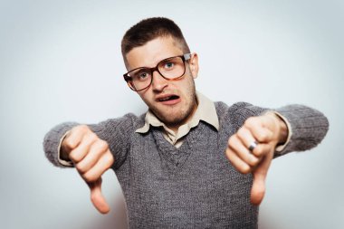 Adam baş parmak hareketi gösteriyor.