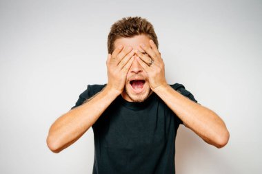 Erkekler gözlerini onun elleriyle kapatır.