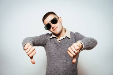 Adam baş parmak hareketi gösteriyor.