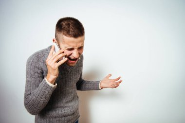 Neşeli, stüdyodaki adam