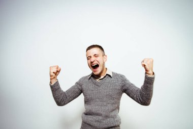 Neşeli, stüdyodaki adam