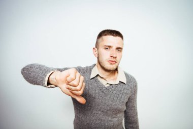 Adam baş parmak hareketi gösteriyor.