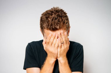 Neşeli, stüdyodaki adam