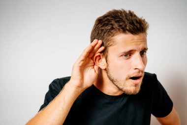 Kulak misafiri olur, dinlemeye çalışır..