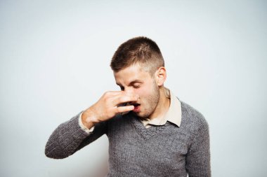 Leş gibi kokuyor. Adamın burnunu kapatır.