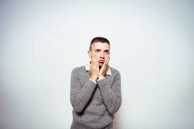 Neşeli, stüdyodaki adam