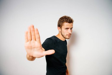 Neşeli, stüdyodaki adam