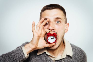 Neşeli, stüdyodaki adam