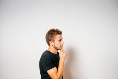 Neşeli, stüdyodaki adam