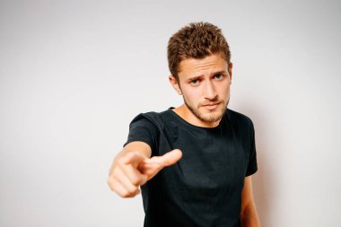 Neşeli, stüdyodaki adam