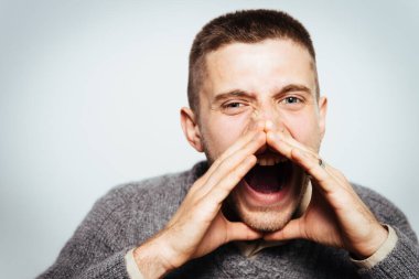 Neşeli, stüdyodaki adam