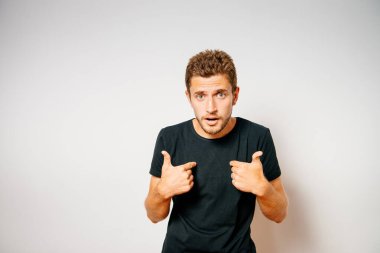 Neşeli, stüdyodaki adam