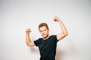 Neşeli, stüdyodaki adam