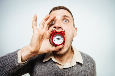 Neşeli, stüdyodaki adam