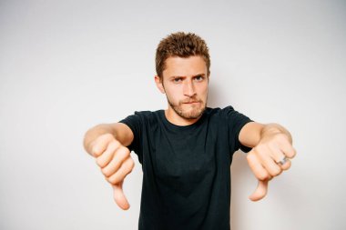 Adam baş parmak hareketi gösteriyor.