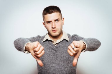 Adam baş parmak hareketi gösteriyor.