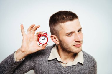 Neşeli, stüdyodaki adam