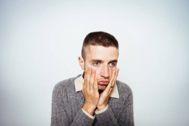 Neşeli, stüdyodaki adam