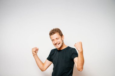 Neşeli, stüdyodaki adam