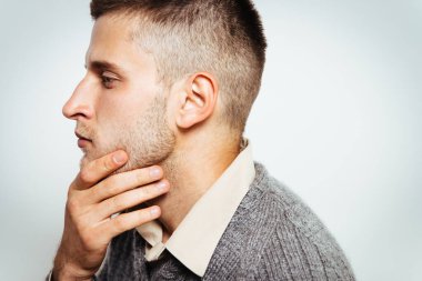 Neşeli, stüdyodaki adam