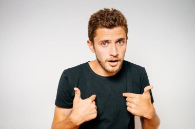 Neşeli, stüdyodaki adam