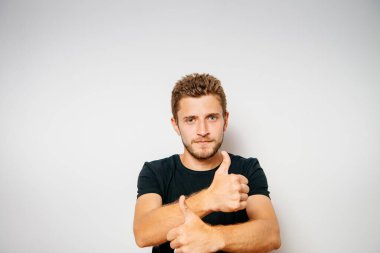 Adam baş parmağını gösteriyor.