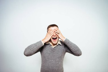 Erkekler gözlerini onun elleriyle kapatır.