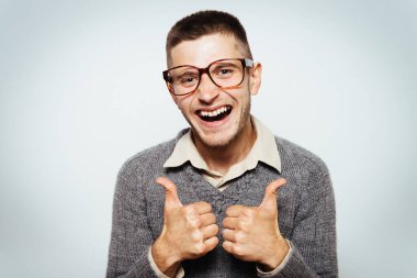 Adam baş parmağını gösteriyor.