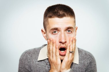 Neşeli, stüdyodaki adam