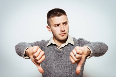 Adam baş parmak hareketi gösteriyor.