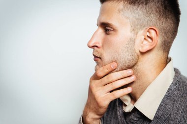 Neşeli, stüdyodaki adam