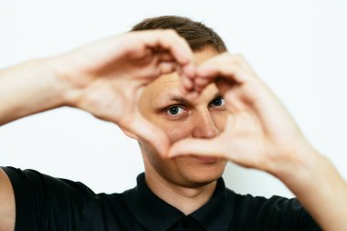 Adam kalp çerçevesi yapıyor.