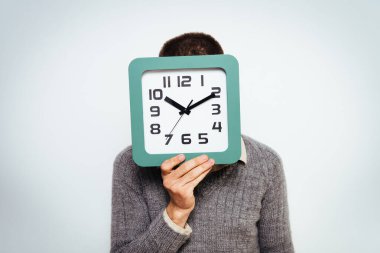 Neşeli, stüdyodaki adam