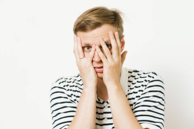 Parmaklarından İzle.