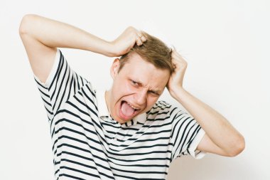 Fotoğraf stüdyosundaki umutsuz adam.