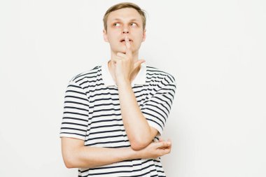 Adam fotoğraf stüdyosunda düşünüyor.