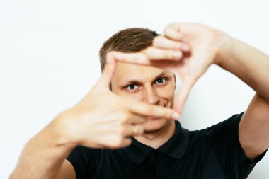 Adam el çerçevesi yapıyor.