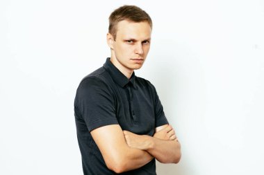 Kollarını kavuşturmuş bir adamın portresi.