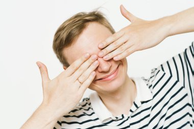 Erkekler gözlerini onun elleriyle kapatır.