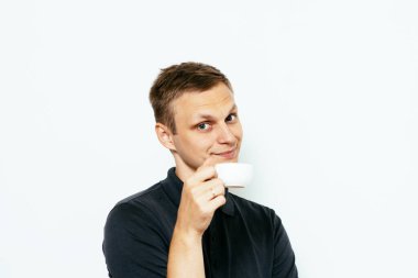 Stüdyo arka plandaki adam