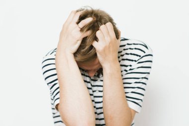 Adam korkudan korkuyor.