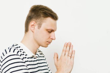 Stüdyo arka plandaki adam