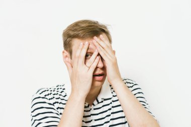 Parmaklarından İzle.