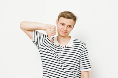 Adam baş parmak hareketi gösteriyor.